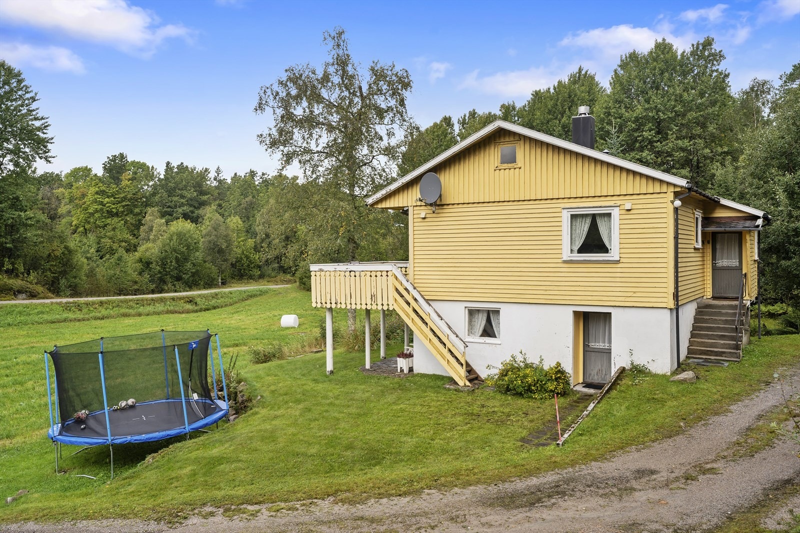 På utsiden har man hage. (Eiendommen disponerer ikke jordet foran). Galleribilde