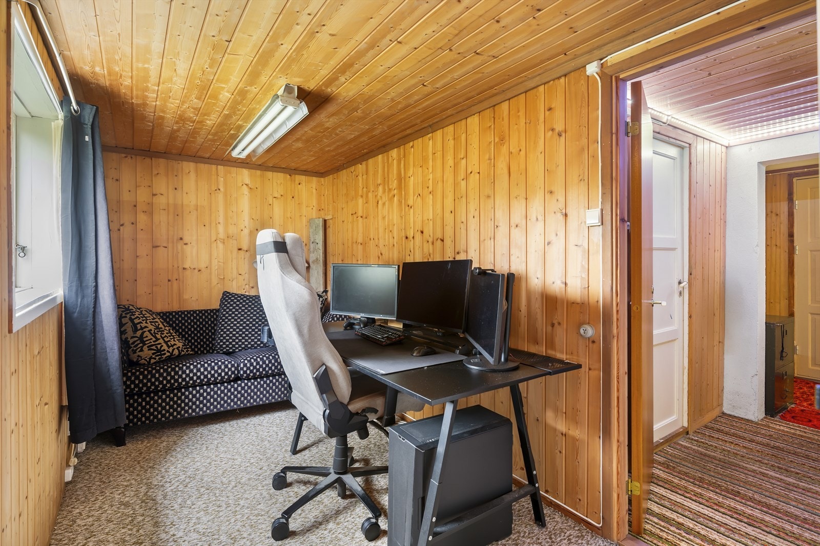 Rom i kjeller brukt som kontor. Galleribilde