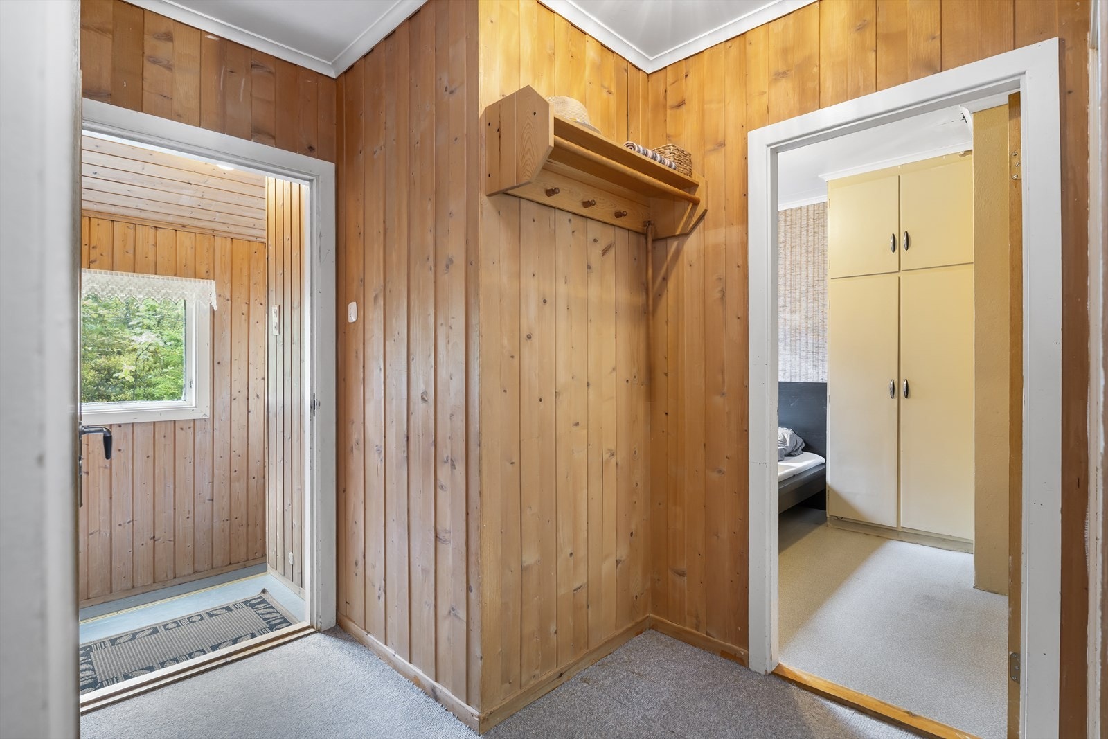 Gang med oppheng for yttertøy. Galleribilde