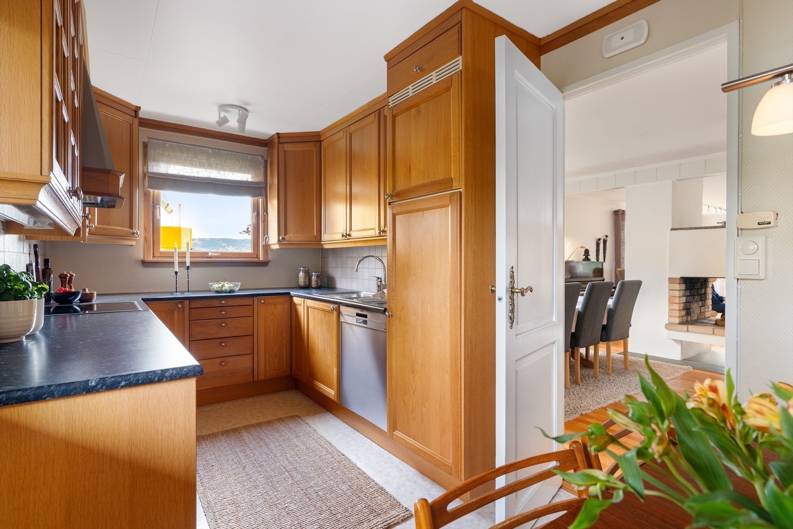 Avtrekksvifte, benkeplate, fliser og komfyr med keramikktopp er skiftet etter 1993 Galleribilde