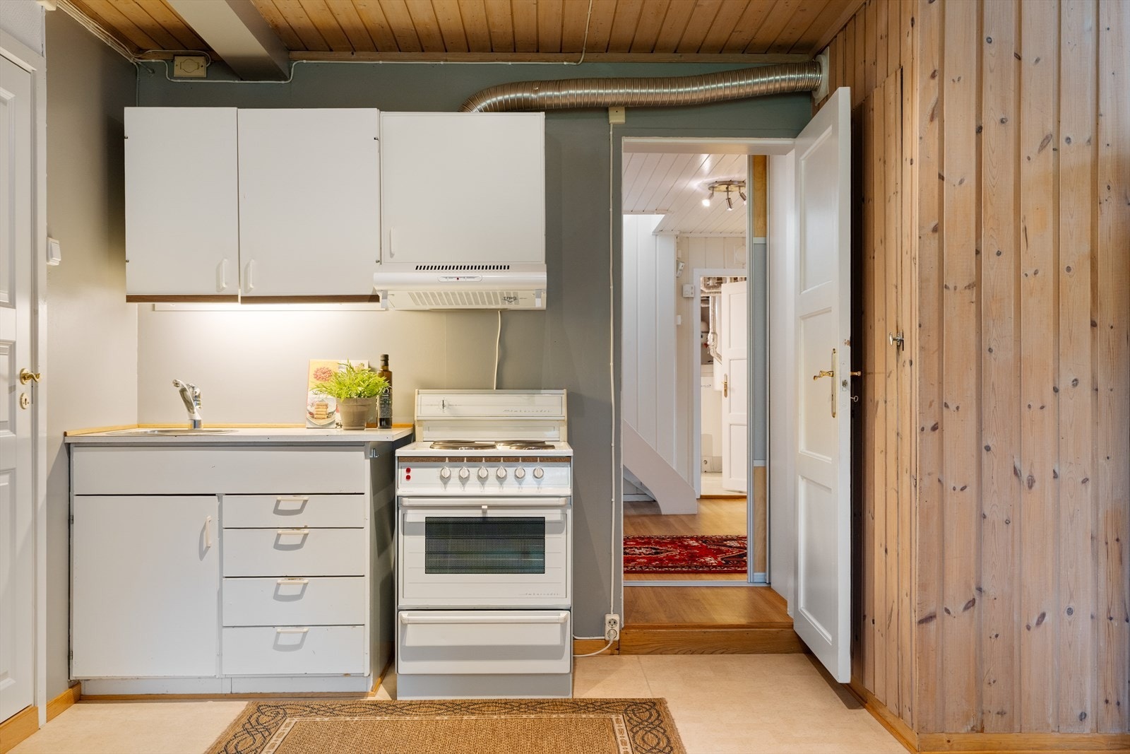 Vaskemaskin og komfyr i sokkel medfølger i handelen Galleribilde