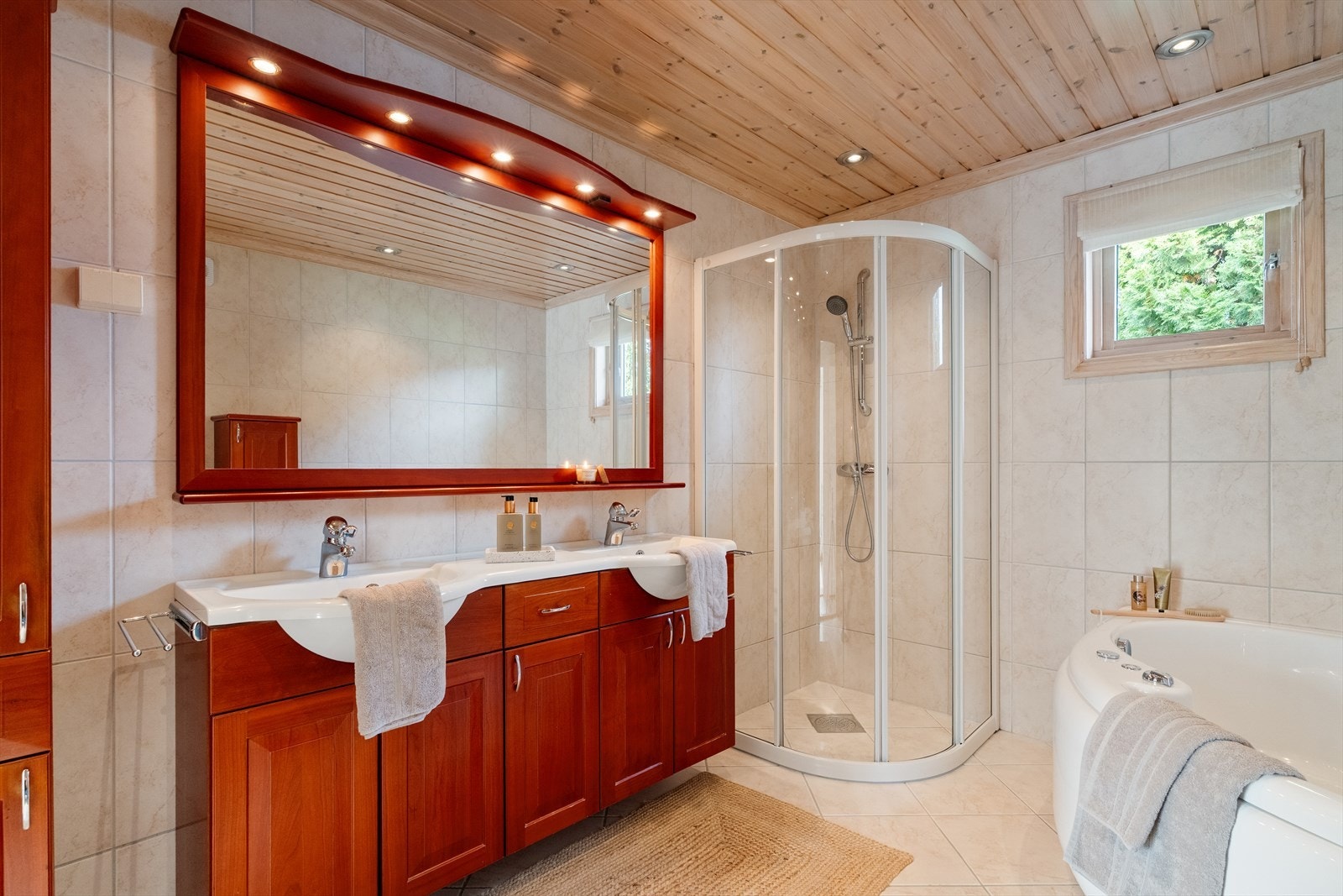 Badet i 1.etasje ble oppgradert og utvidet i 2000 Galleribilde