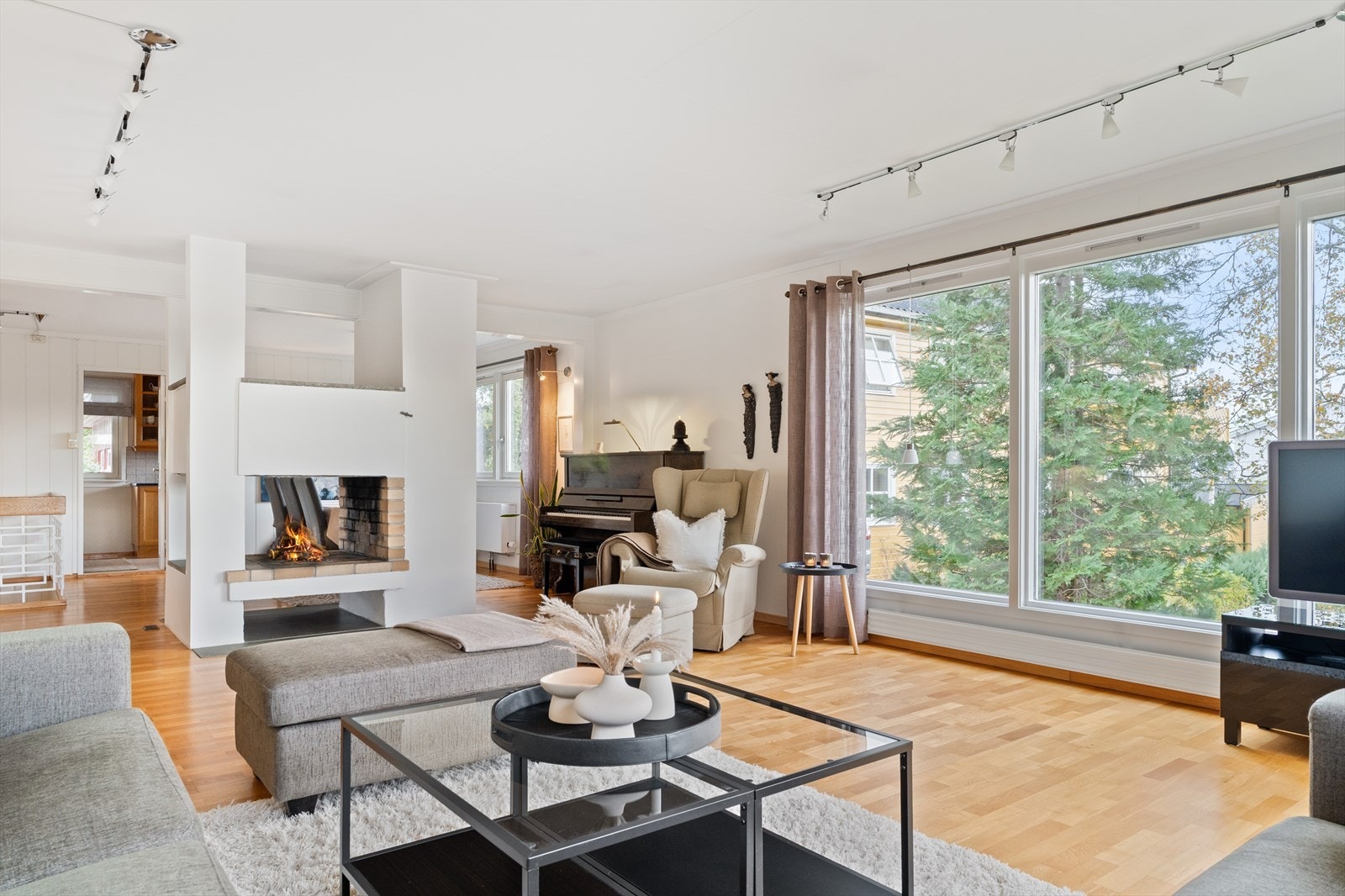 Store vindusflater på stua gir utsikt og mye lys inn Galleribilde