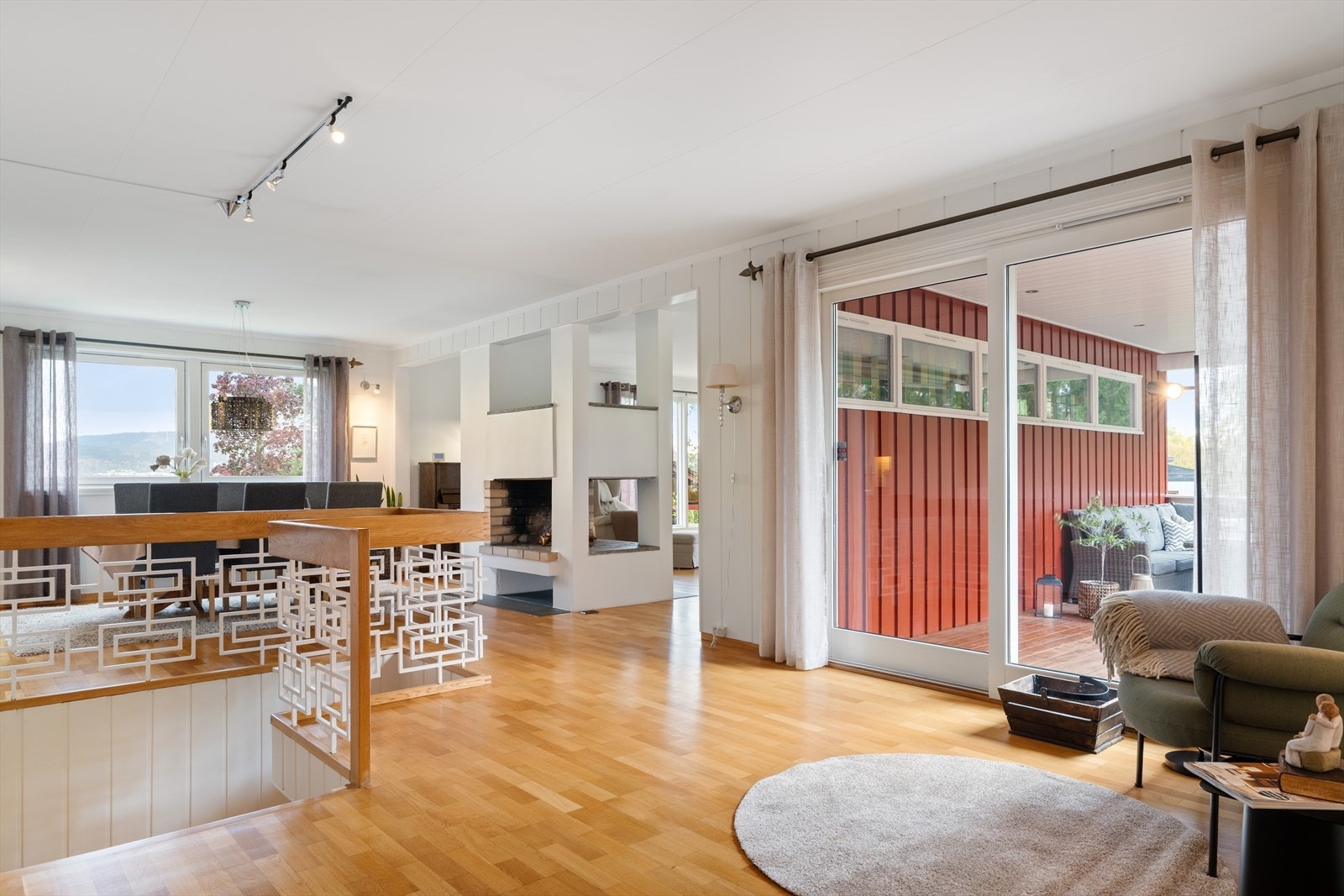 Eiendommen er ideell for en stor familie, her er det godt med plass, både ute og inne Galleribilde