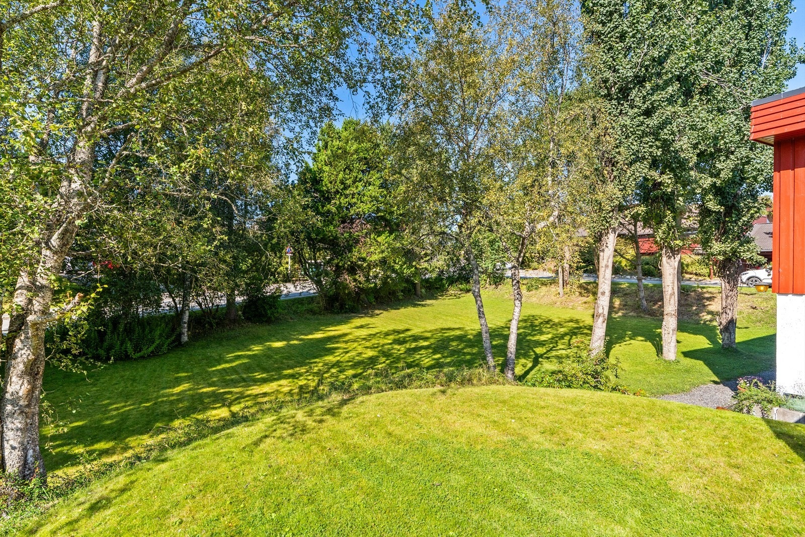 Kort vei til både byen og Bymarka. Ca 500 m til trikkeholdeplass og butikk Galleribilde