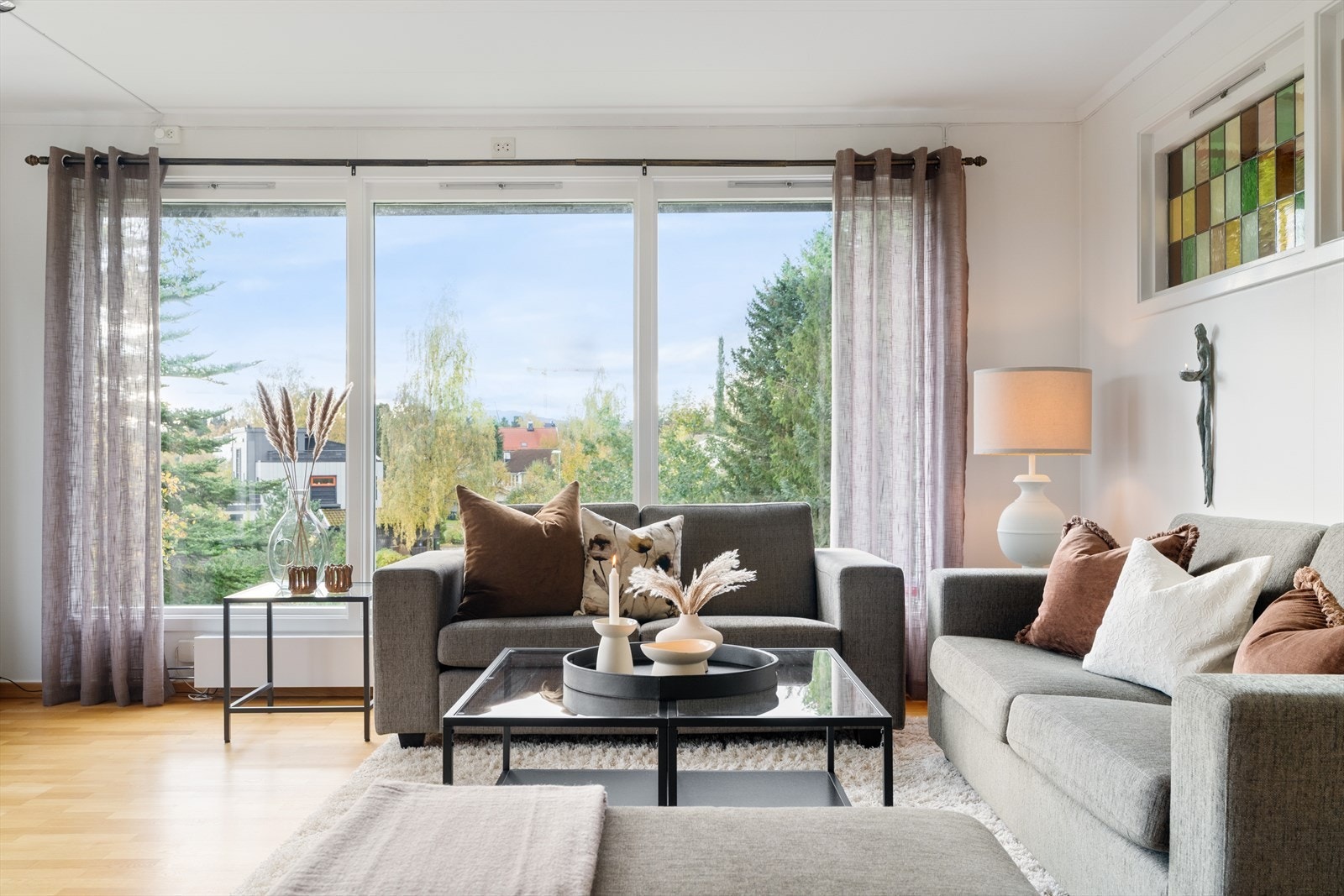 Det ble slipt parkett og malt overflater på stuen i 2015 Galleribilde