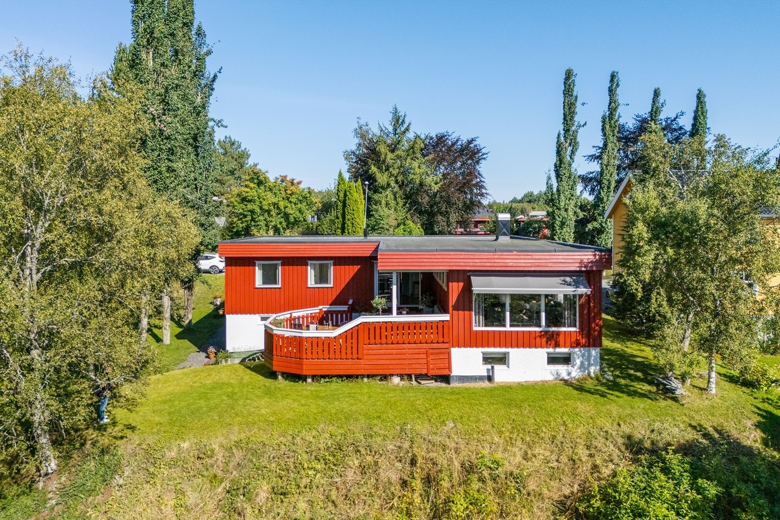 Området byr på gode idretts- og fritidsmuligheter, med fotballbane like over veien og skiløyper i nærheten Galleribilde