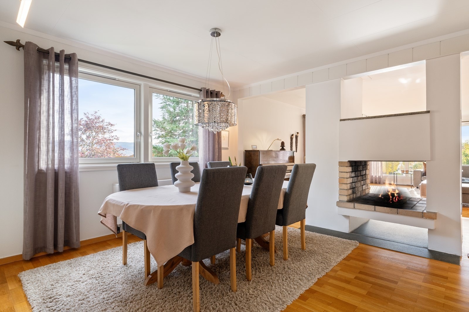 Spiseplass mot stue Galleribilde