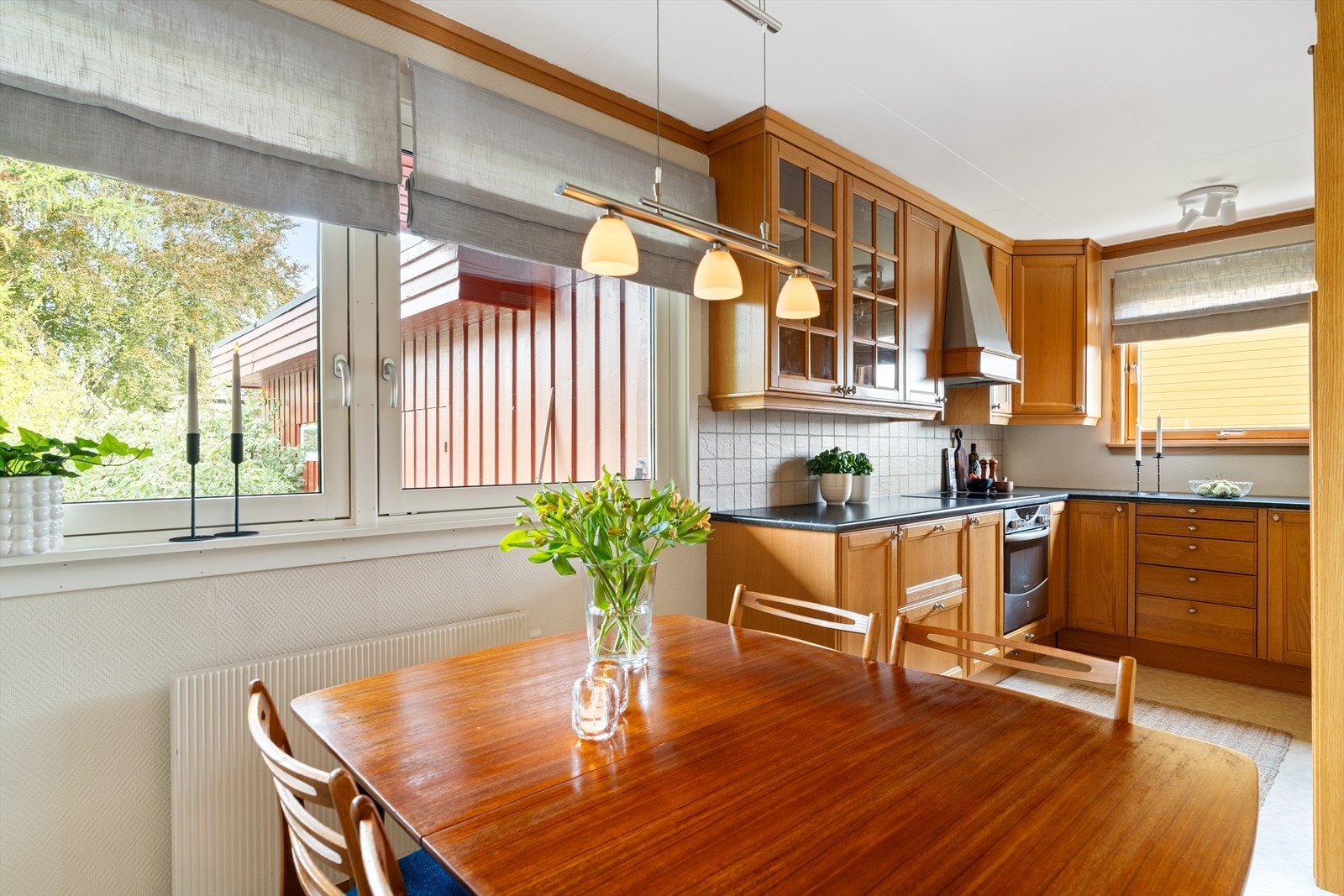 Kjøkkeninnredning fra Norema i heltre eik, fra 1993 Galleribilde