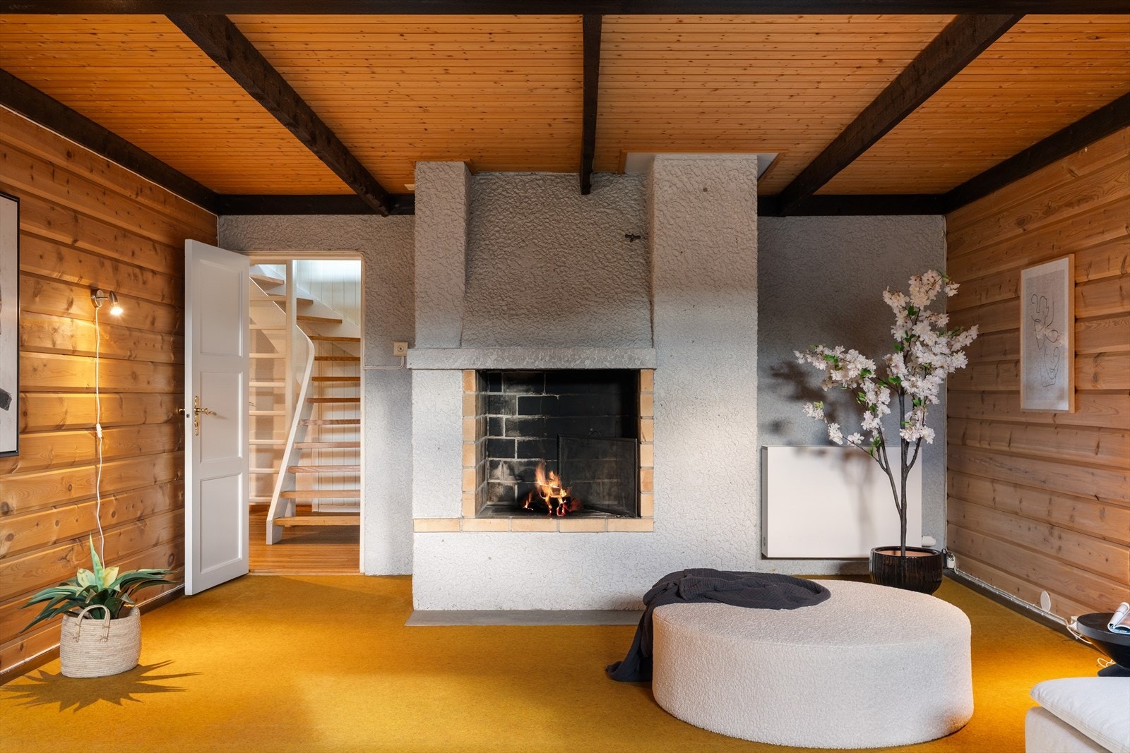 Rommet er på 29 kvm, med mulighet for vedfyring i peis Galleribilde