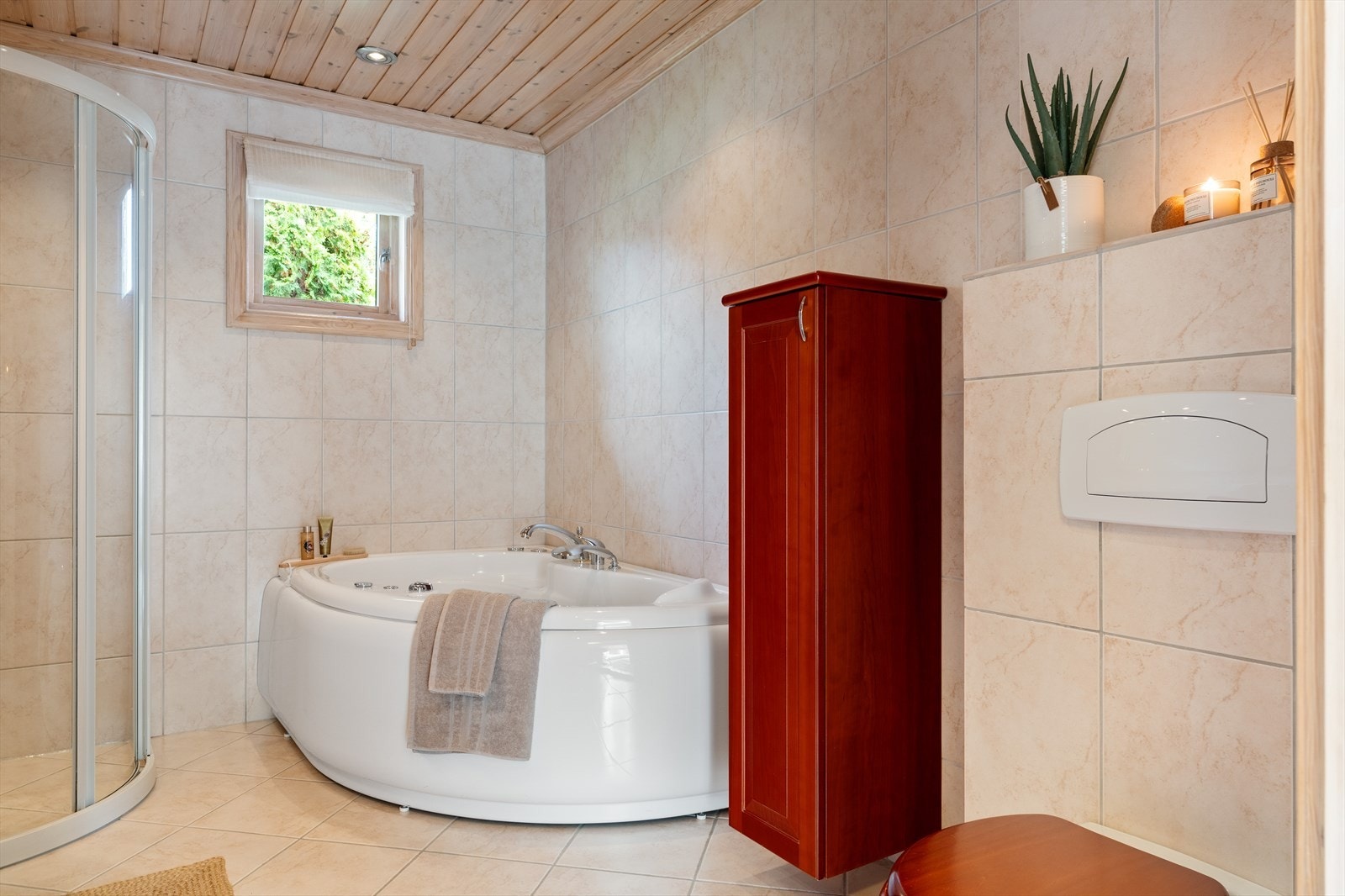 Badet er på 7 kvm og har boblebadekar, dusj, vegghengt WC og Orkide baderomsmøbler Galleribilde