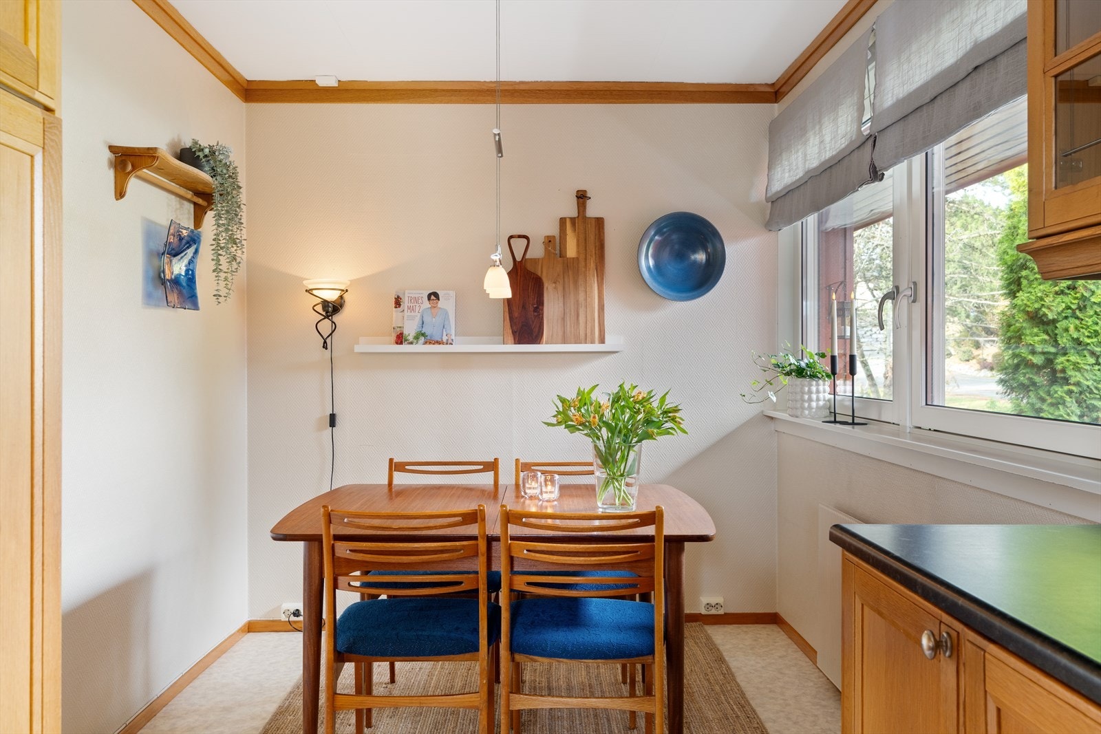 Det er plass til et lite spisebord på kjøkkenet Galleribilde