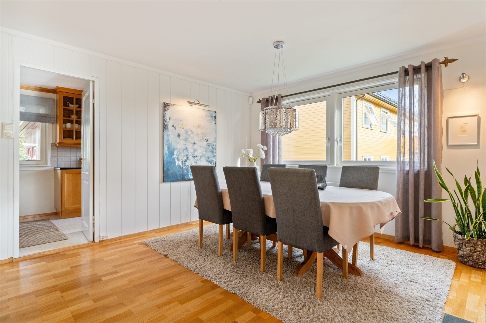 Spiseplass mot kjøkken Galleribilde