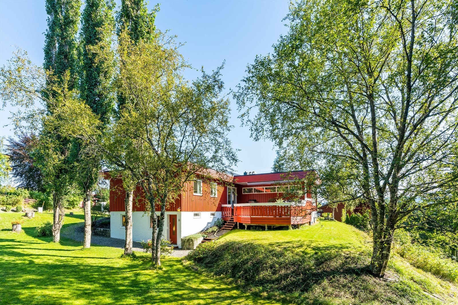 Taktekking og beslag på tak er fra 1993. Ny drenering ble lagt på to sider av huset i 2007 Galleribilde