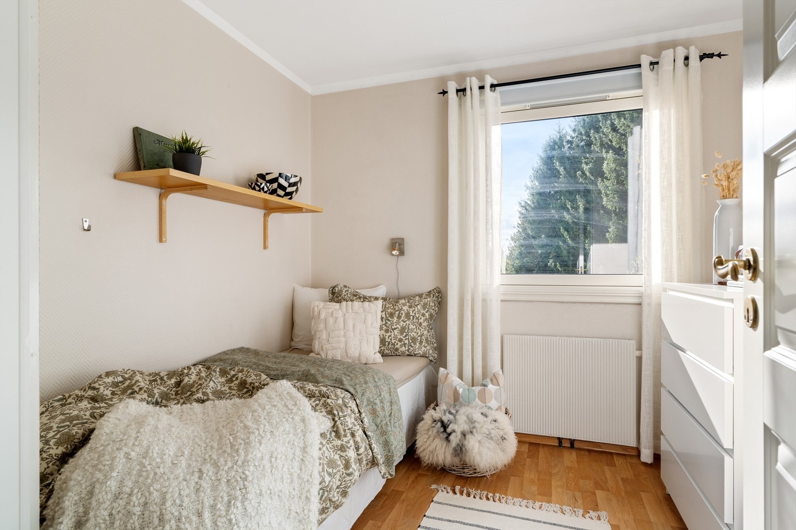 Boligen har tre soverom i 1 etasje og ett soverom i sokkel Galleribilde