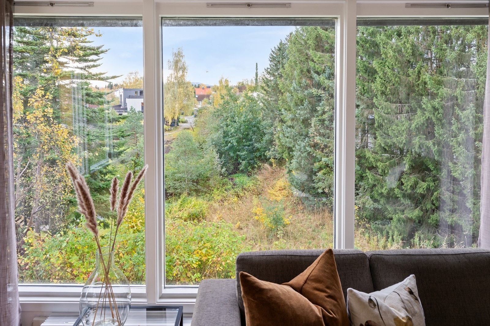 Tomtens størrelse og utforming gir suverene muligheter for lek, ballspill og til og med en hoppbakke Galleribilde