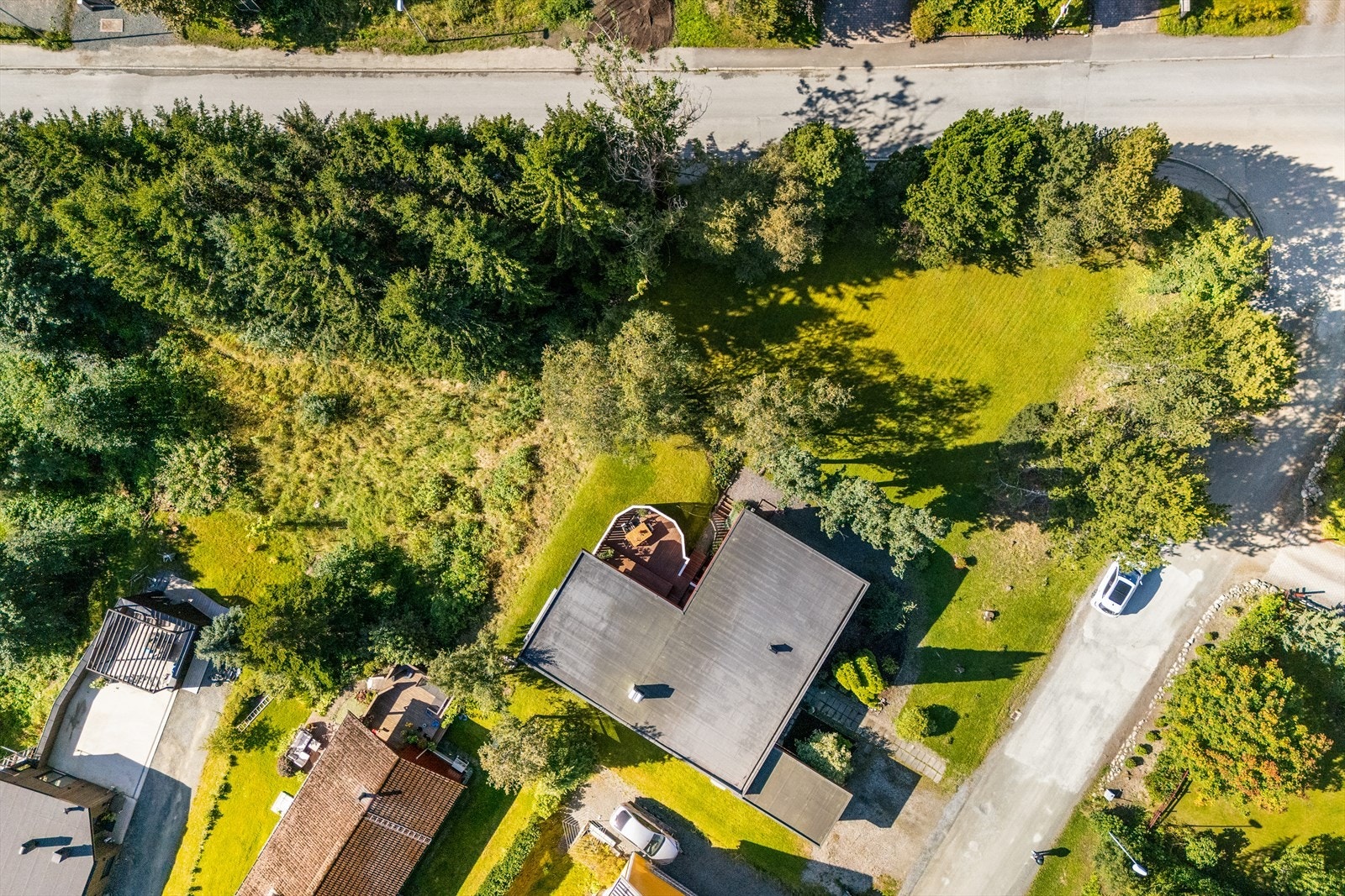 Tomt på over 3 mål i et attraktivt bomiljø for familier som ønsker trygge omgivelser og en aktiv hverdag Galleribilde