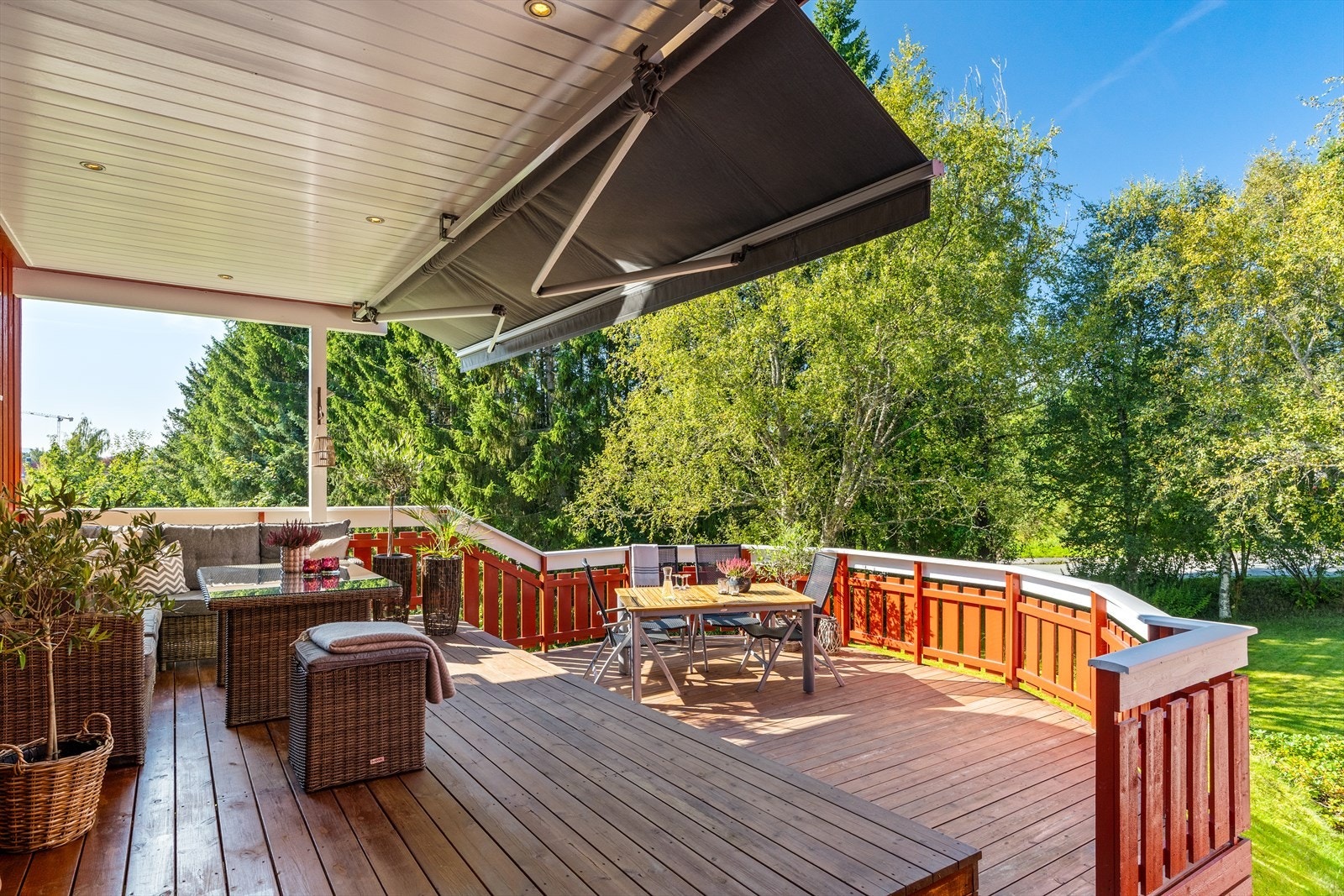 Ny terrasse og markiser ble etablert i 2007, nye duker i 2023 Galleribilde