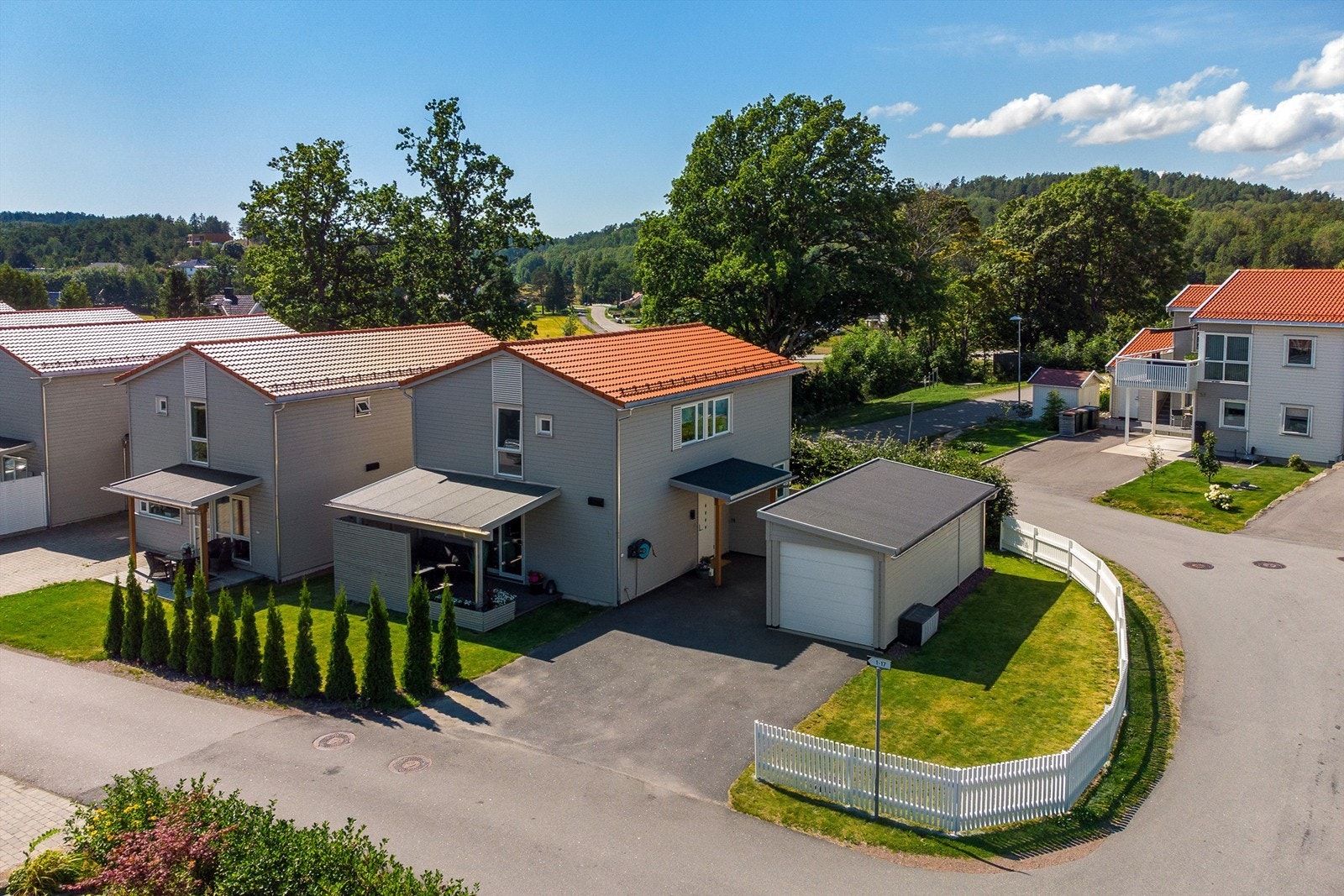 For den aktive er det gode idrettsmuligheter like i nærheten. Nesskogen Idrettspark ligger innen gangavstand og har både kunstgressbane, tennisbaner og basketballbane. Galleribilde