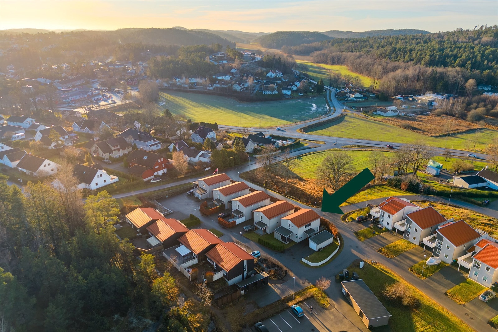 Boligen er en lavenergibolig med gjennomgående høy standard og en smart, familievennlig planløsning over to etasjer. (Bjørn Kjærra/BK eiendomsfoto). Galleribilde