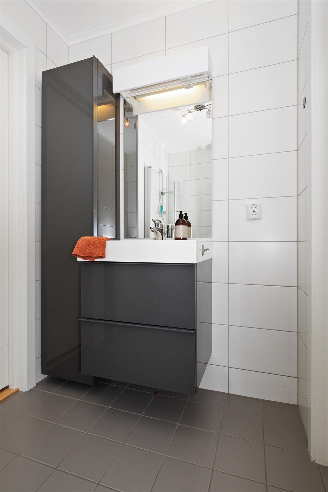 Badet har balansert ventilasjon og elektriske varmekabler i gulv. Galleribilde