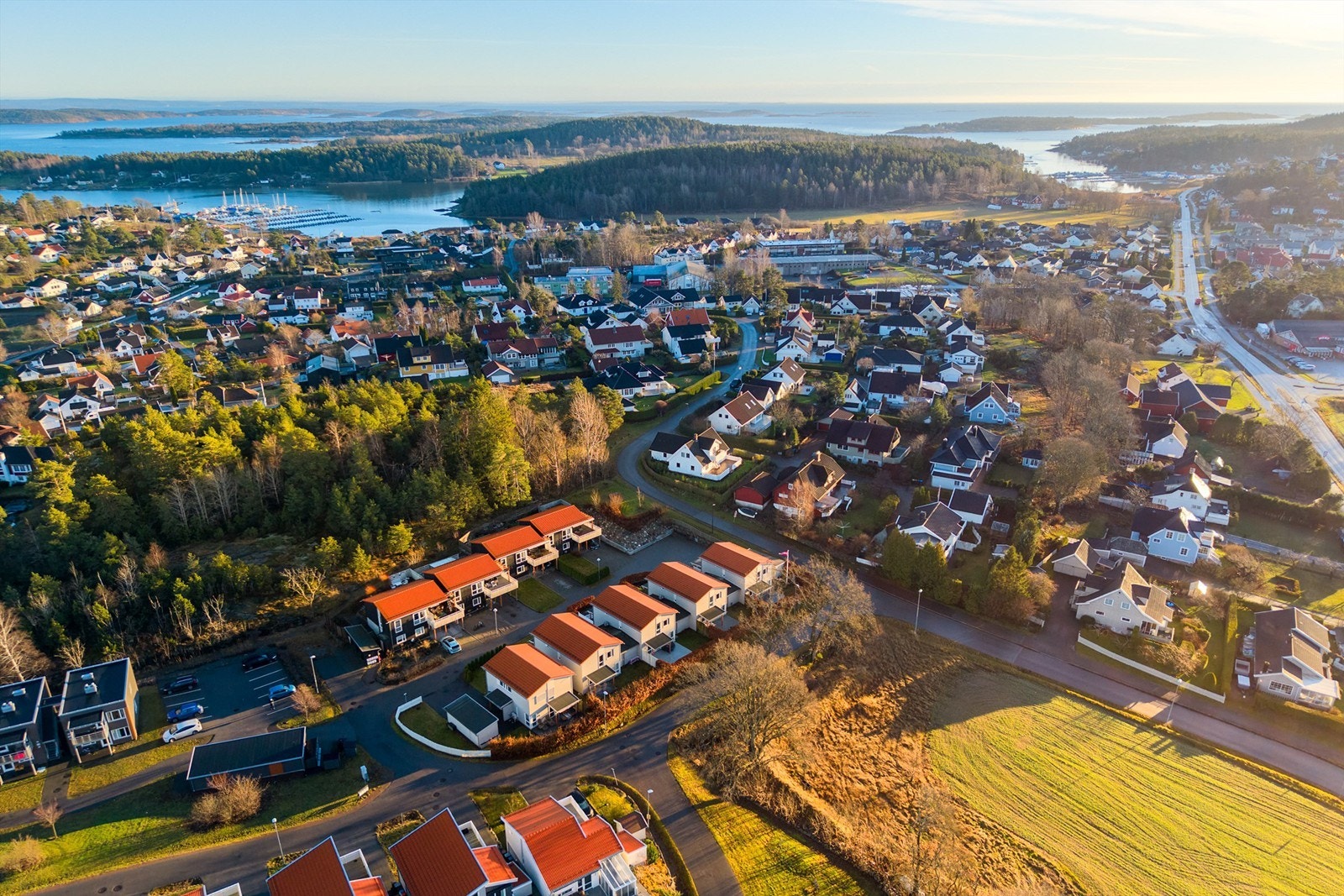 Nøtterøy er kjent for sin vakre skjærgård med lune viker og holmer, men byr også på herlige turområder i skog og mark. Kjøpmannskjær, Berganvannet og Borgheimskogen inviterer til både rolige søndagsturer, joggeturer og utflukter med familien. Galleribilde