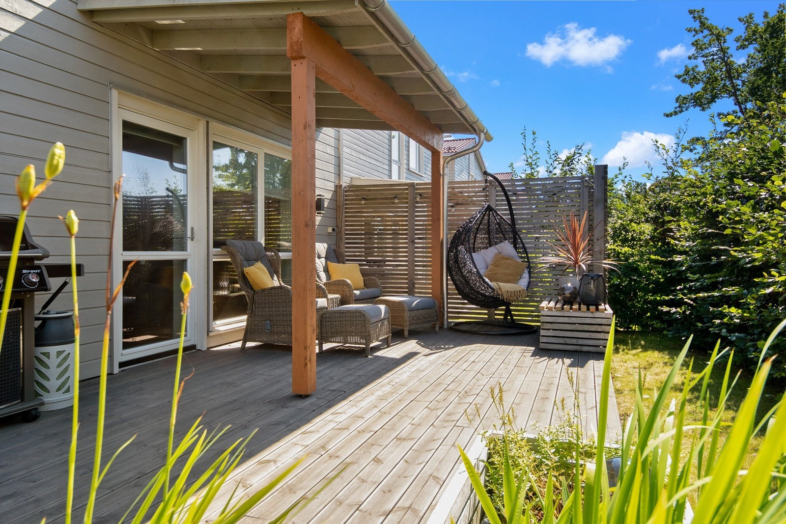 Her bor du i et fredelig og familievennlig boligfelt med kort vei til både natur, sjø og servicetilbud. (Bjørn Kjærra/BK eiendomsfoto). Galleribilde