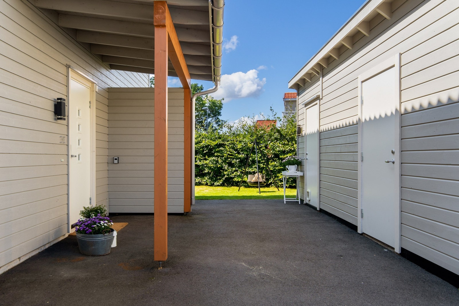 Boligen går over to etasjer og byr på en gjennomtenkt og familievennlig planløsning, perfekt for deg med ungdommer i hus. Galleribilde