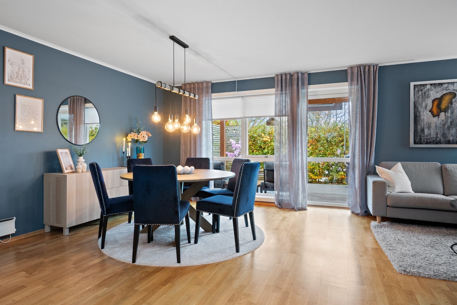 Fantastisk stue med god plass til stor spisestue - de store vindusflatene gir nydelig dagslys inn i hele rommet. Galleribilde