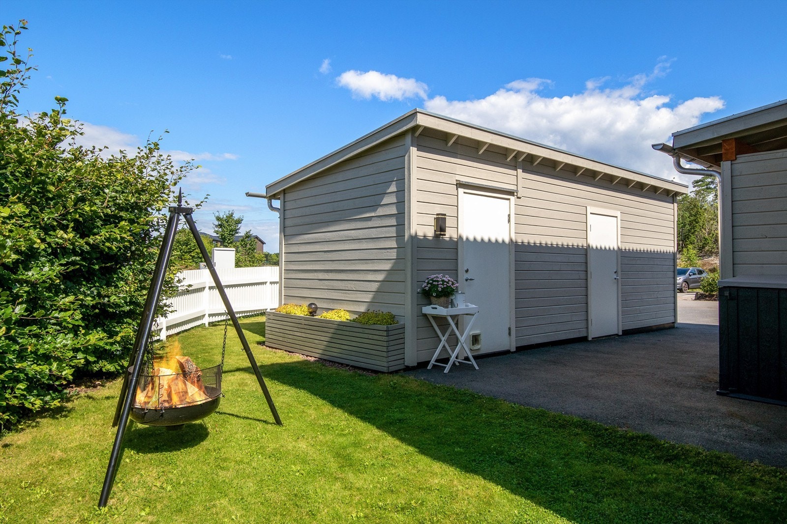 Tomten er flat og lettstelt, med grøntarealer og en velstelt plen som gir god plass til lek og uteaktiviteter. Galleribilde