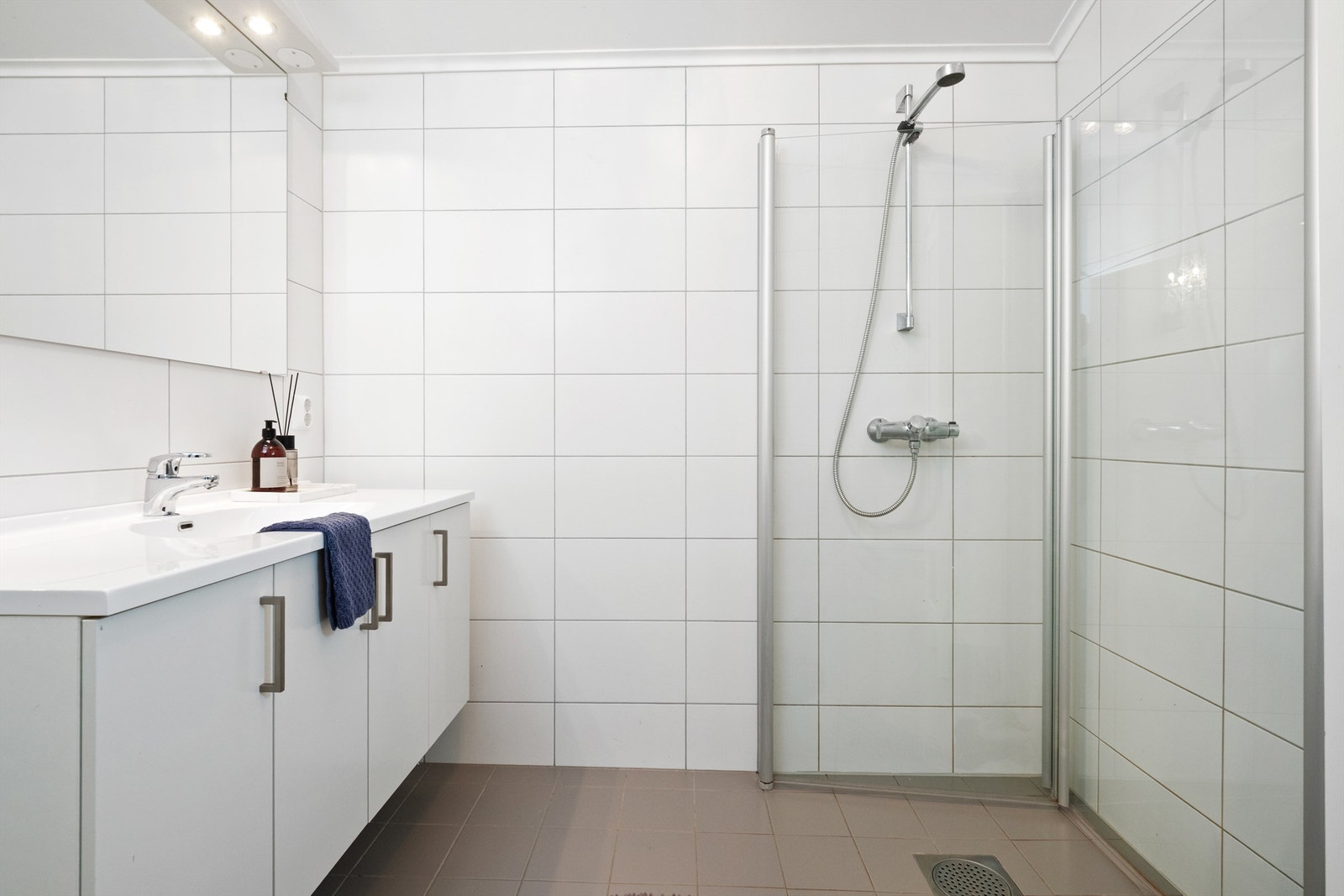 Etasjen har også et lekkert, flislagt baderom med varmekabler, innredning fra Sigdal, dusj med glassvegger og vegghengt toalett. Galleribilde