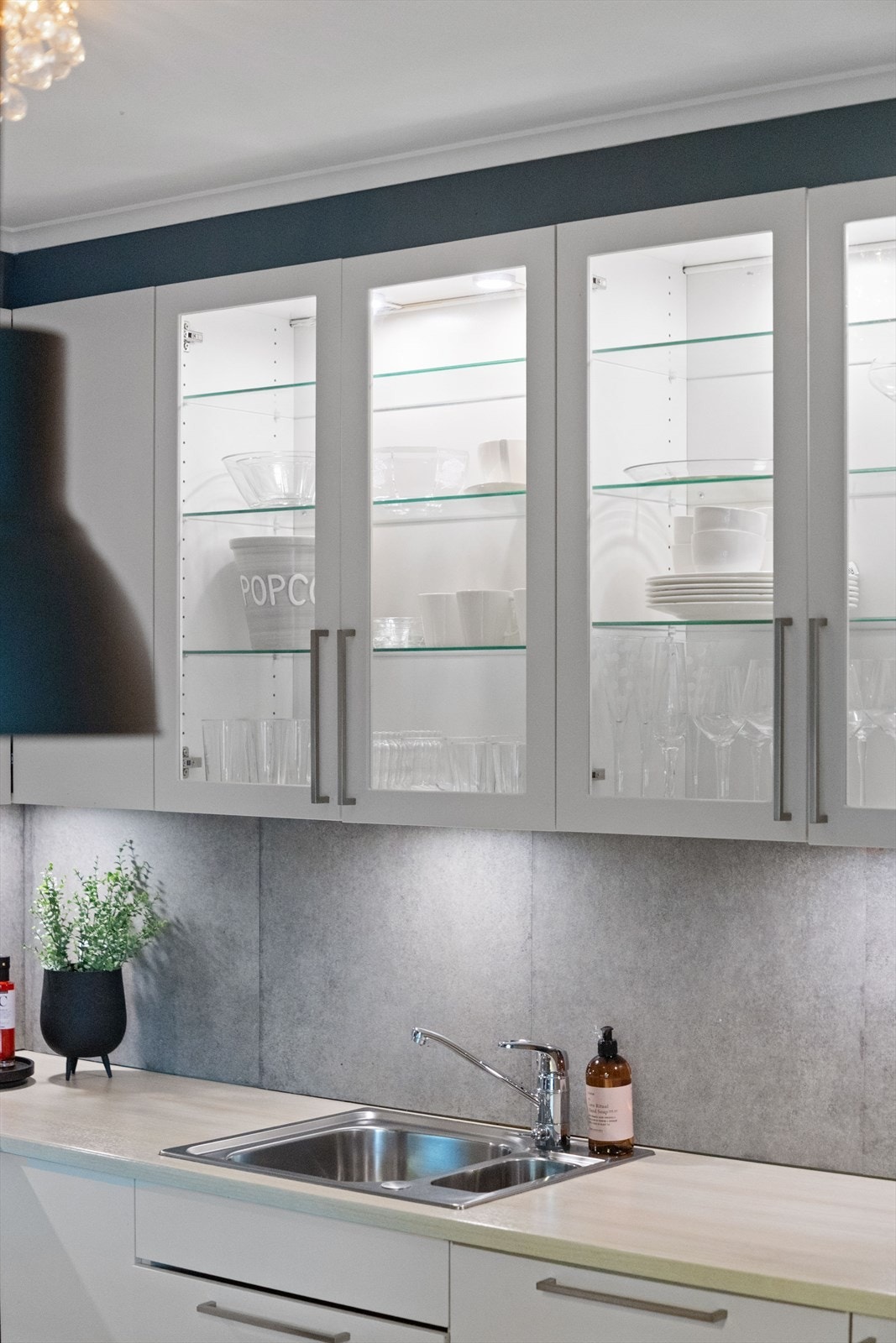 Lekkert og moderne og rikelig med både skap og benkeplass! Galleribilde