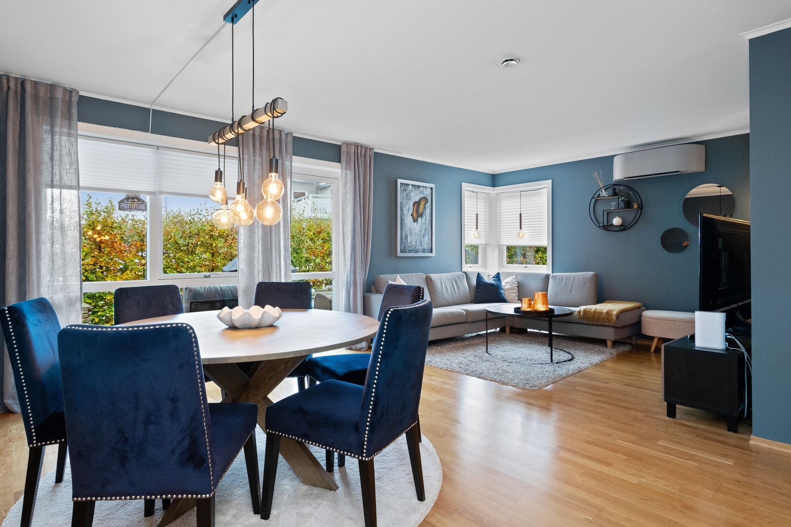 Den koselige stuen har god plass til både sofagruppe og en romslig spisestue hvor familie og venner kan samles. Galleribilde