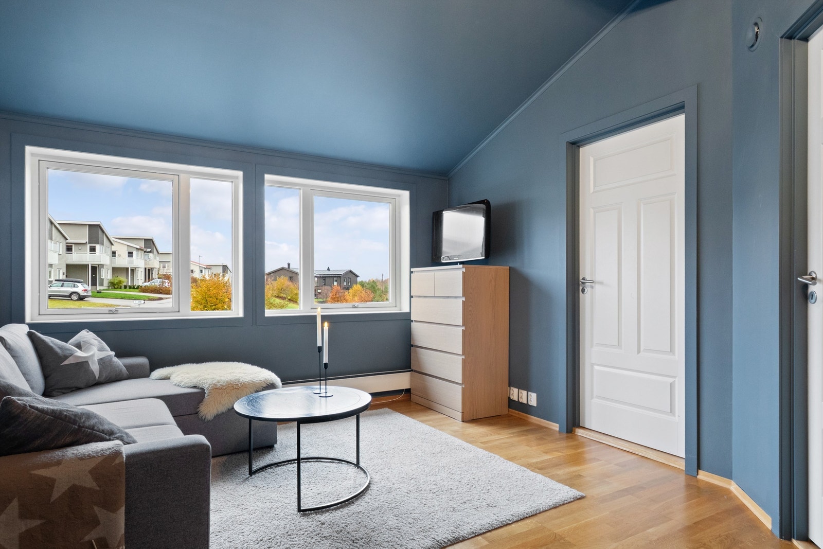 Den hyggelige loftsstuen er et perfekt samlingspunkt for ungdommene, eller som en ekstra stue. Galleribilde