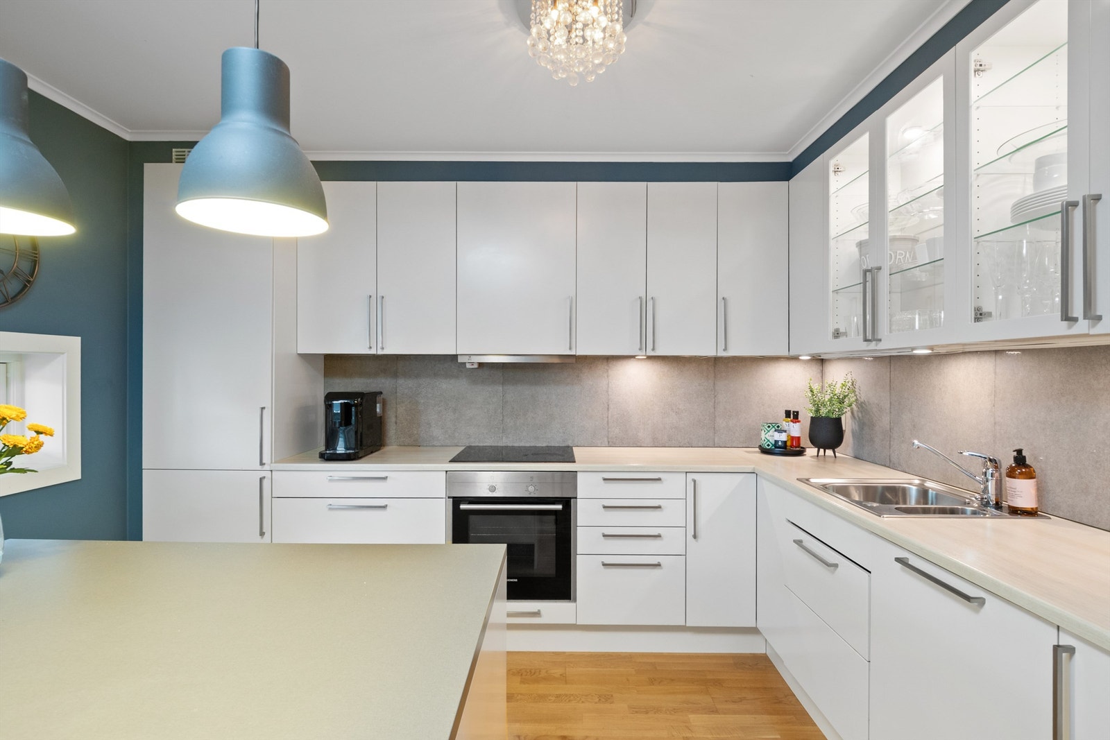 Det er montert vannstoppsystem i benk og komfyrvakt over platetopp. Galleribilde