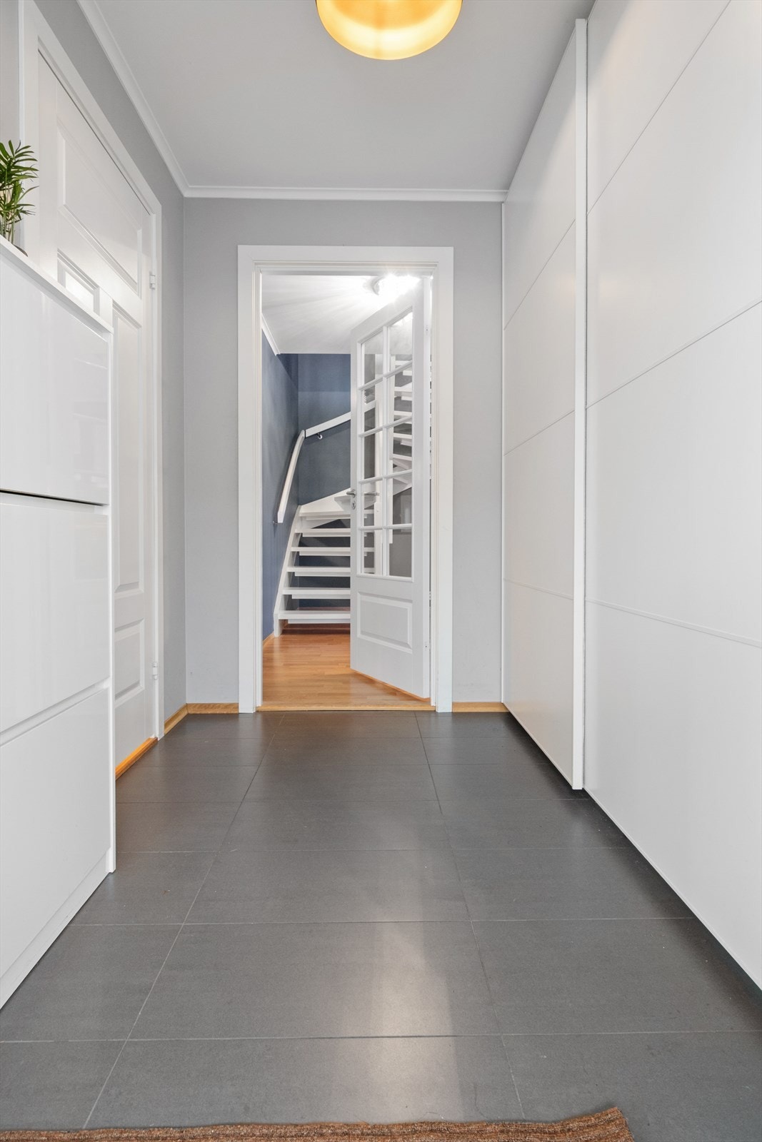 Romslig entrè med store skyvedørsgarderobe fra IKEA. Galleribilde