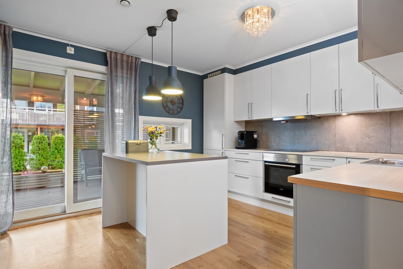 En praktisk kjøkkenøy danner et naturlig skille i kjøkkenet, og er et hyggelig sted å spise frokosten. Galleribilde