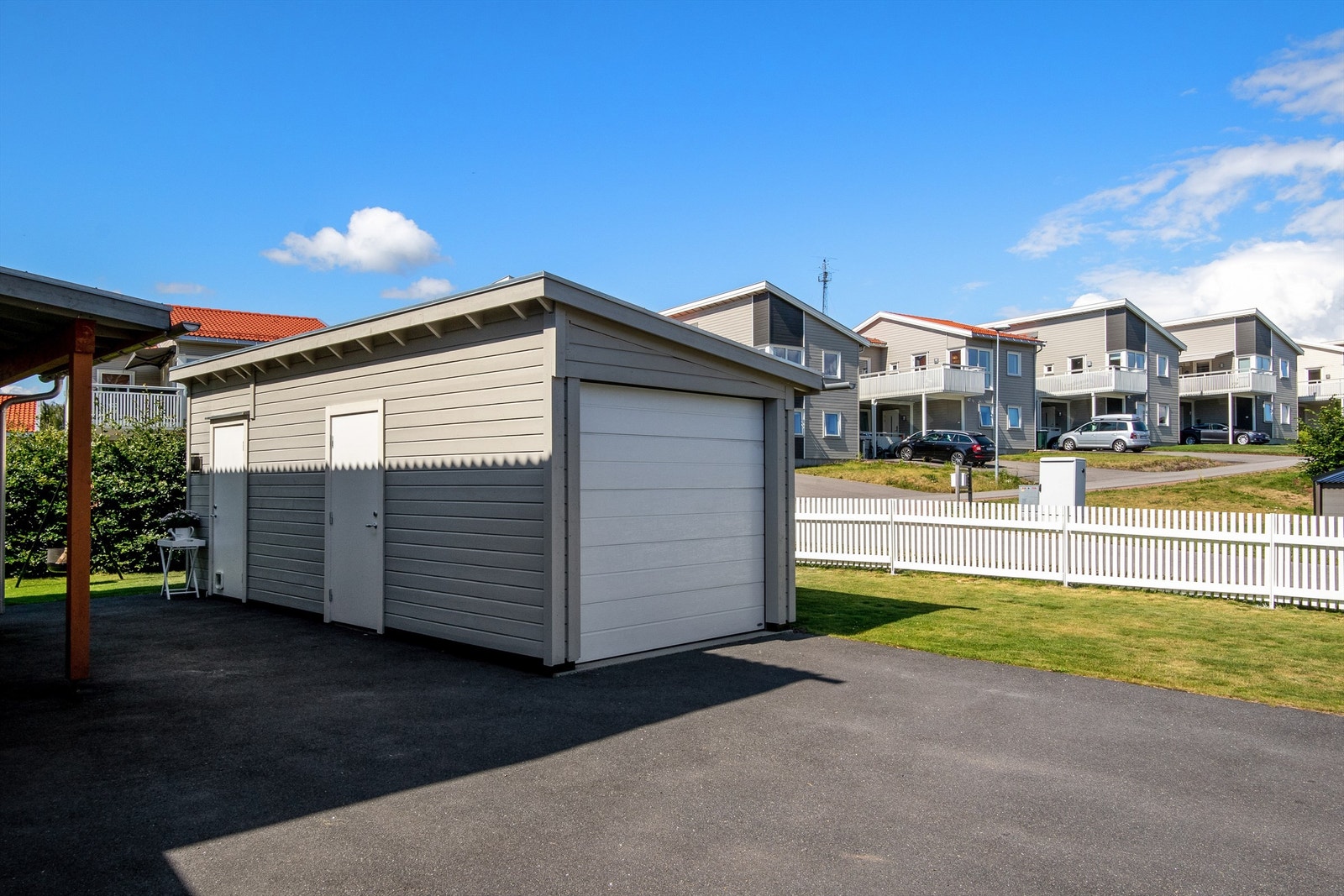 Frittliggende garasjen ble bygget om fra carport i 2018, og er utstyrt med leddporter med portåpner og strøm. Galleribilde