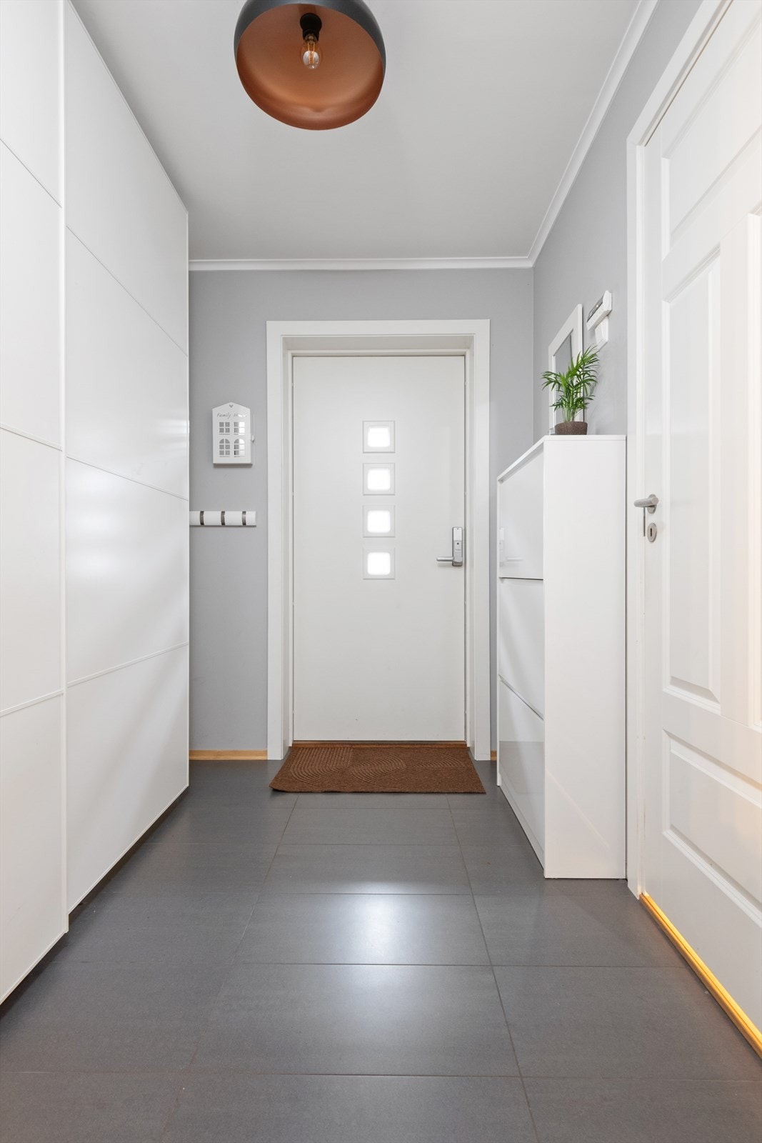 I første etasje er det: Entre, bad, vaskerom/tekniskrom og stue/kjøkken. Galleribilde