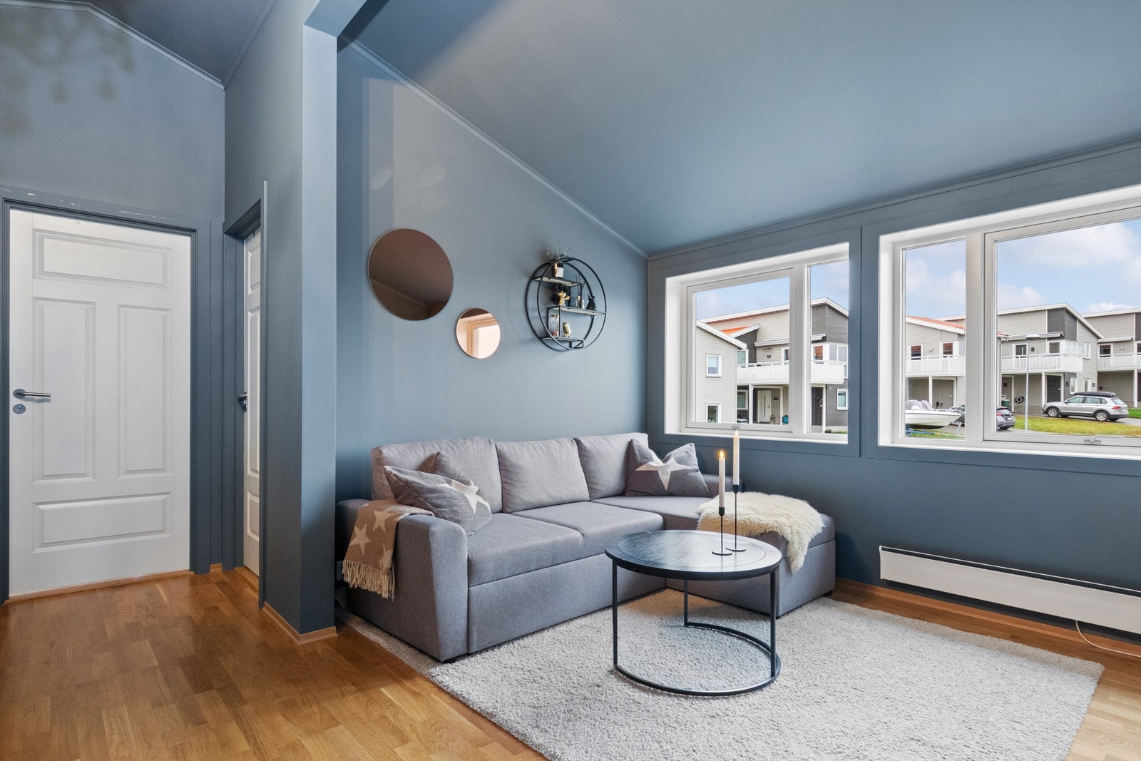 Den generøse takhøyden på ca. 3,1 meter gir en luftig og behagelig romfølelse. Galleribilde