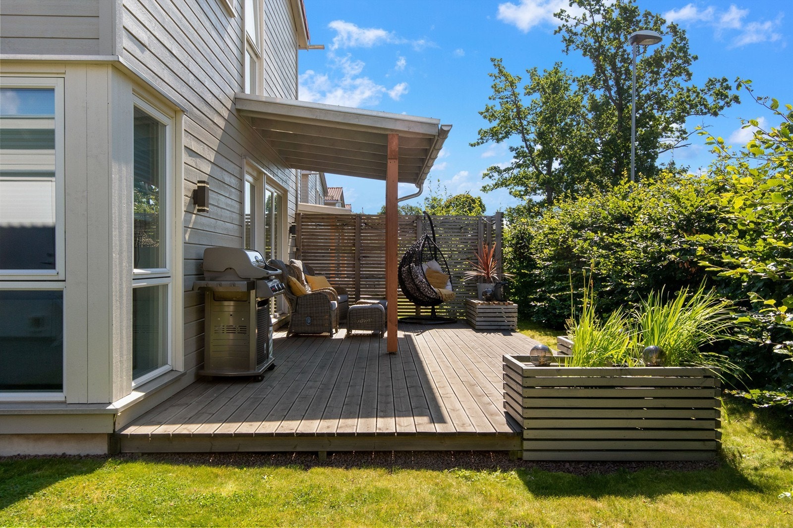 Hagen byr på gode solforhold gjennom hele dagen, og det er lune, overbygde uteplasser på begge sider av huset. Galleribilde