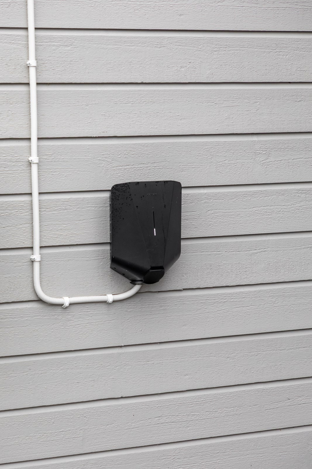 Det er montert Easee elbillader fra 2023 på husveggen. I tilknytning til garasjen er det en isolert bod, også oppgradert i 2018, med frostvarmer- ideell for lagring året rundt. Galleribilde