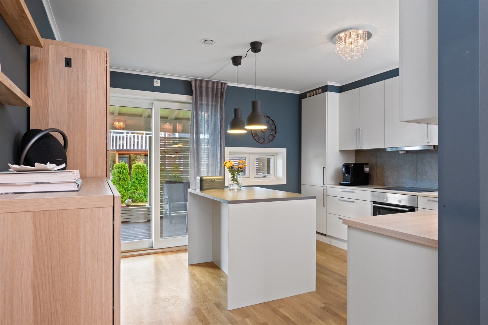 Fra kjøkkenet er det utgang til en lun, overbygget uteplass - perfekt for morgenkaffen eller rolige kvelder utendørs. Skyvedøren ble satt inn i 2021. Galleribilde