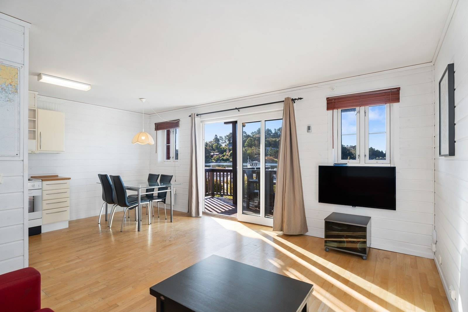 Stue med åpen løsning mot kjøkkenet. I stue og kjøkken er det lagt nytt laminat gulv. Galleribilde