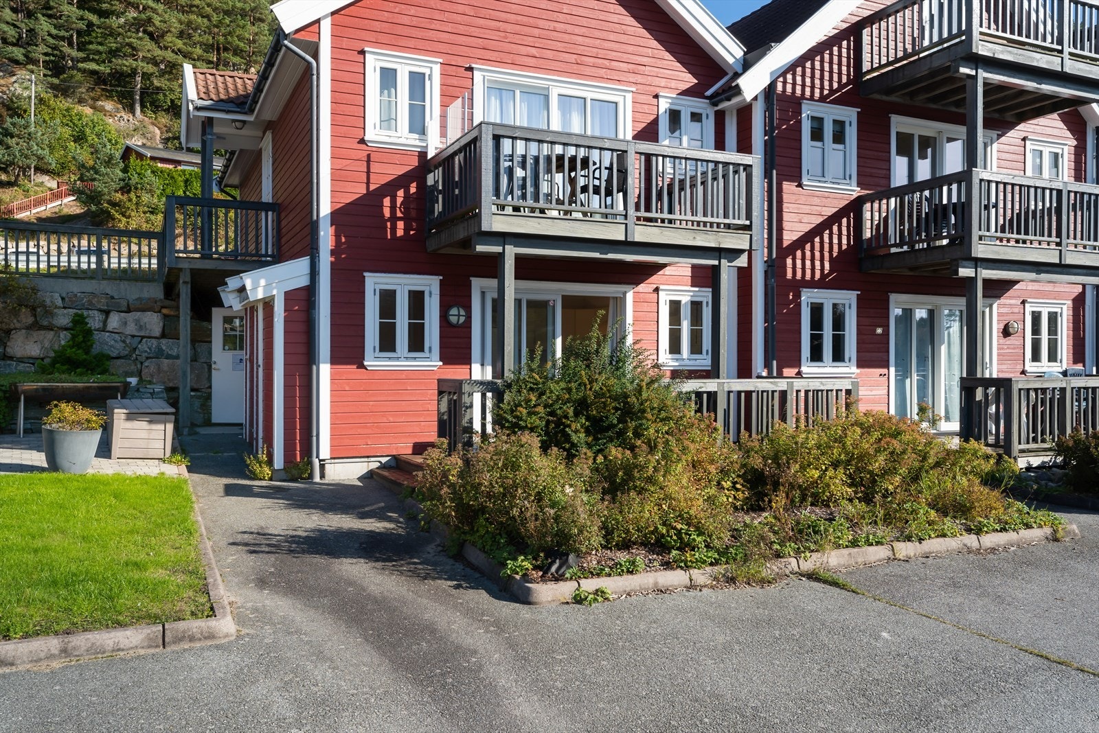 Leiligheten ligger i 1. etasje og ligger like ved havna med resepsjon/butikk og restaurant. Galleribilde