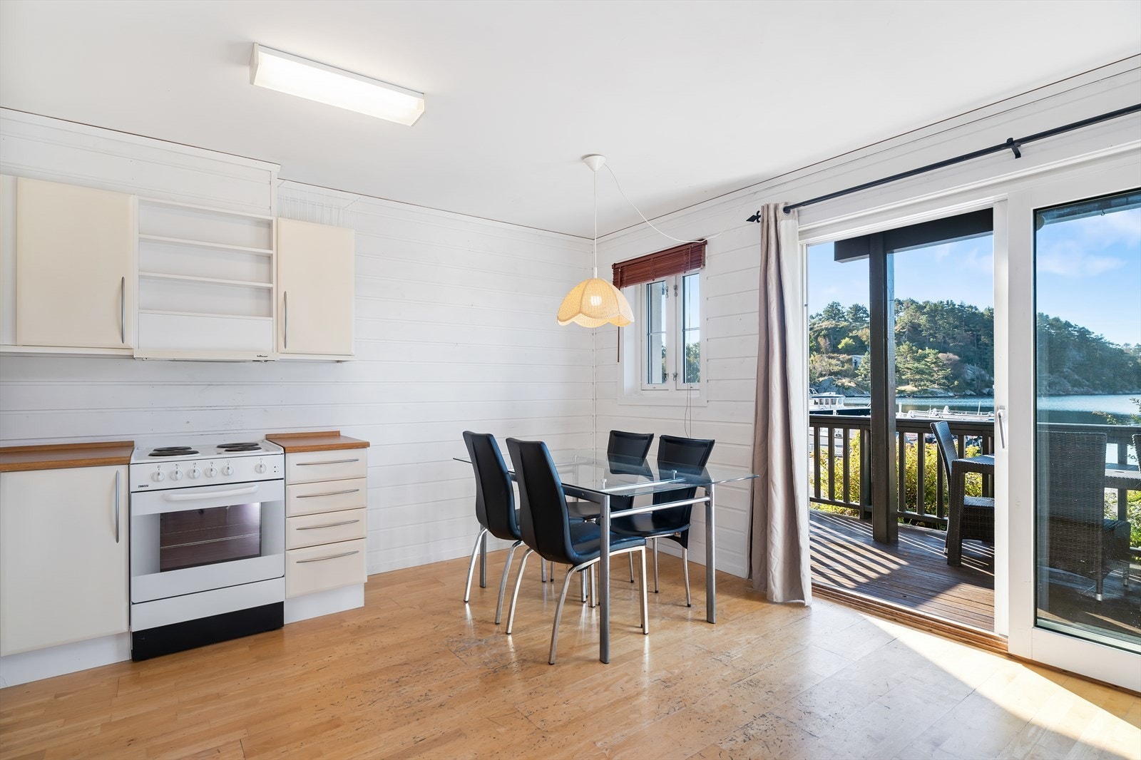 Spisebord i tilknytning til kjøkkenet. Samt utgang til terrasse. Galleribilde