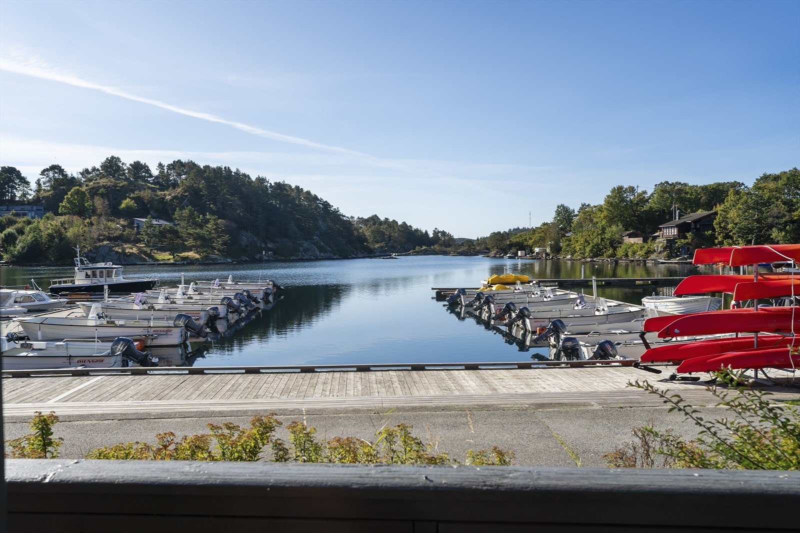 Med en nydelig utsikt rett ut til sjøen og båthavnen. Galleribilde