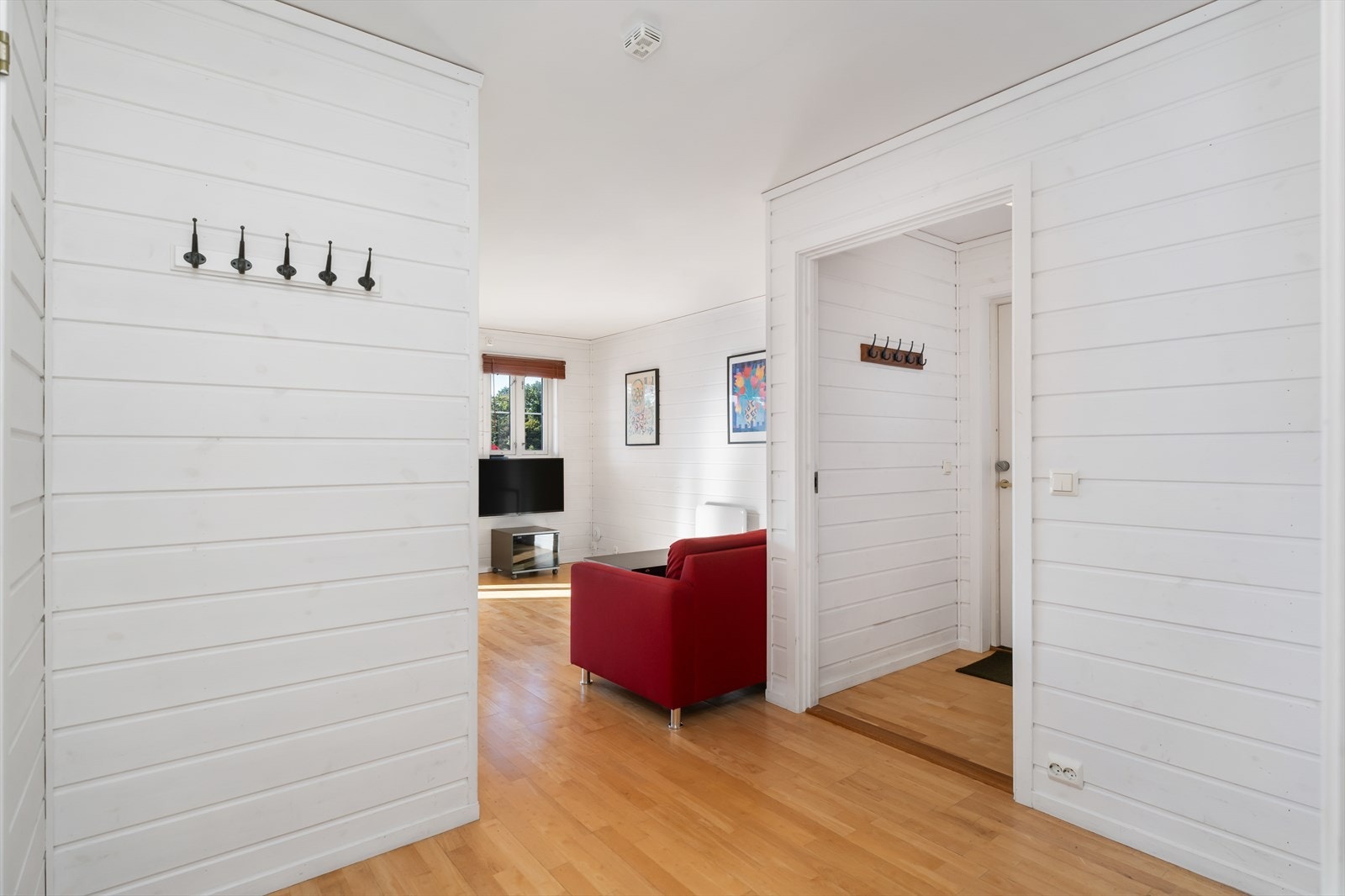 Ferieleiligheten er lys og trivelig med 2 soverom, stue og kjøkken i åpen løsning, samt bad. Galleribilde