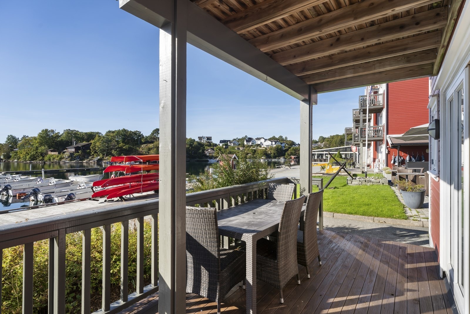 Samtidig kan man nyte utsikten ned mot forbigående sjøtrafikk og båthavnen. Galleribilde