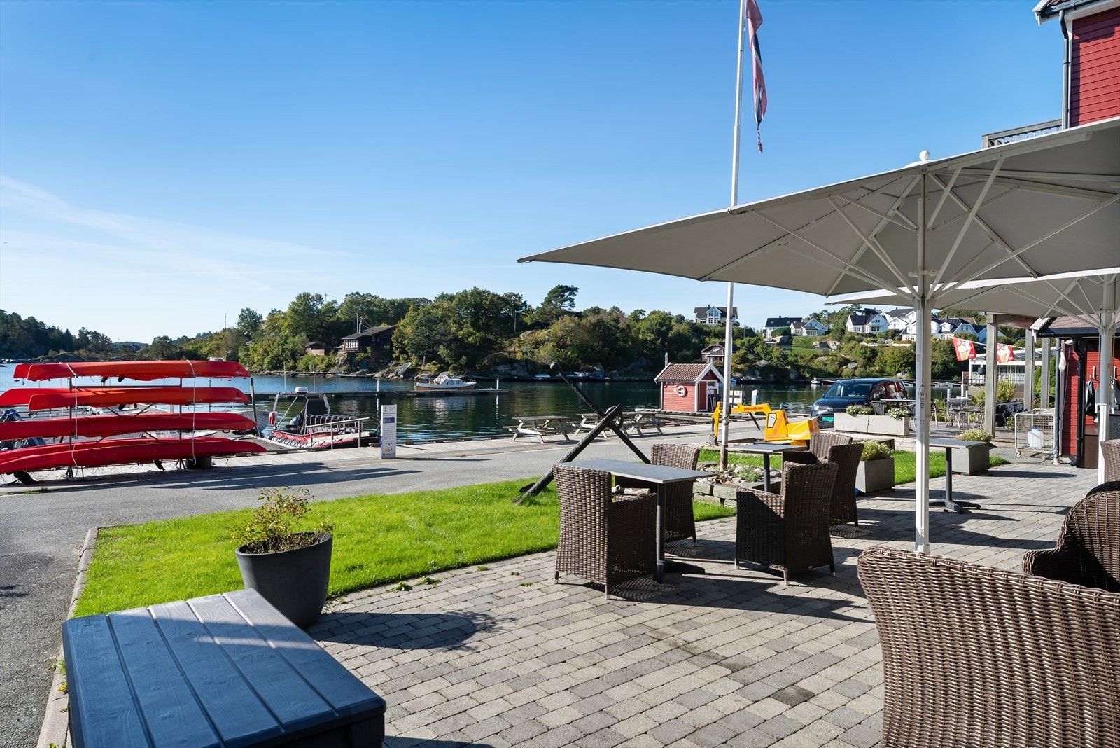 Her kan den samme utsikten nytes mens man spise en is eller bolle fra butikken. Galleribilde